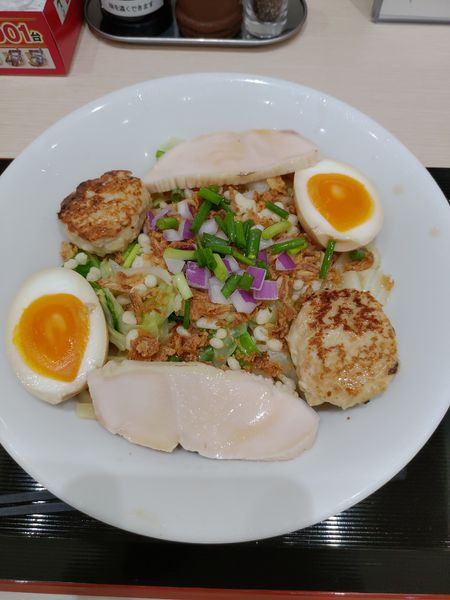 「まぜそば(鶏チャーシュー、鶏つくね、味玉)」@らーめん つけ麺 けのひの写真