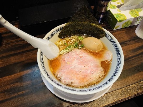 「醤油ラーメン（太麺）、味玉」@稲荷屋の写真