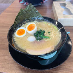 煮卵ラーメン　カタ　濃　普通