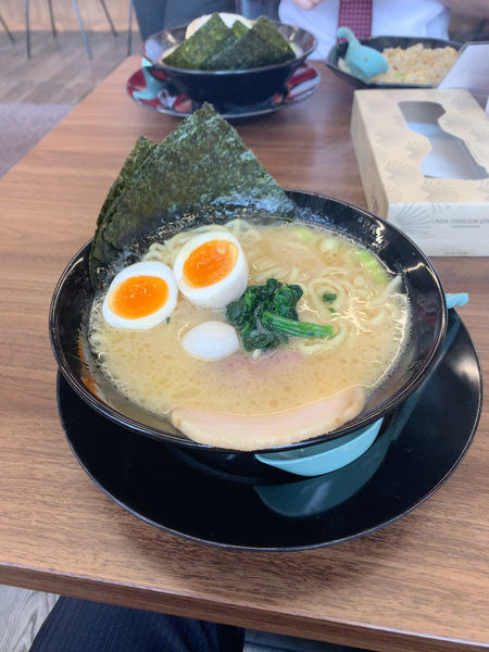 「煮卵ラーメン　カタ　濃　普通」@横浜家系ラーメン 一四家の写真