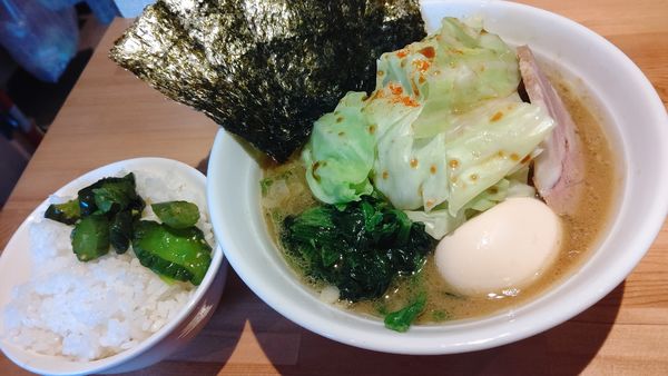 「味玉キャベらー&サービスライス」@横浜家系ラーメン おか家の写真