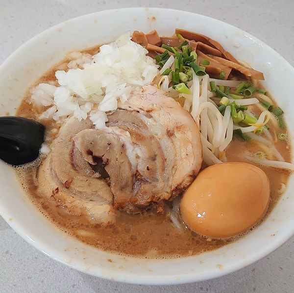 「味玉味噌(こってり)ラーメン 950 ※太麺 ※中盛(無料)」@栄勝軒の写真