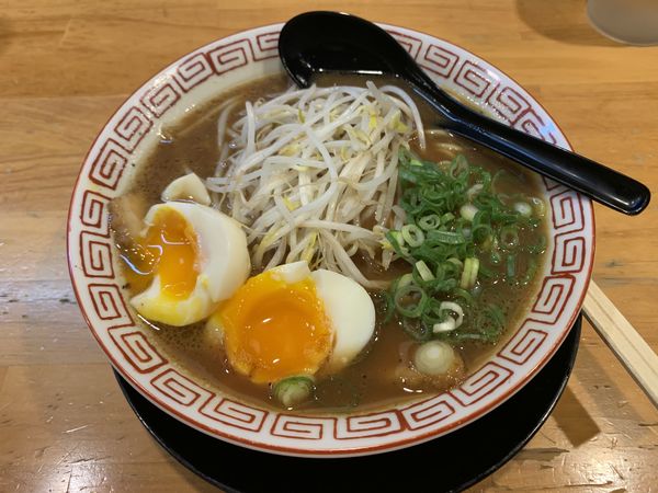 「煮玉子入りラーメン 850円」@京都北山 元町ラーメン 四条烏丸本店の写真