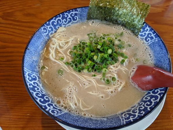 「博多とんこつ肉抜き550円　替玉100円」@博多ラーメン 鶴亀堂 勝川店の写真