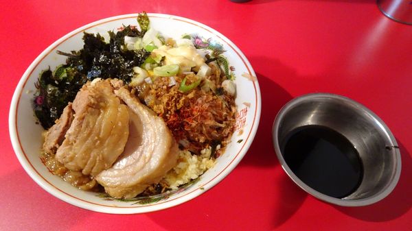 「ラーメン豚2枚（800円）＋汁なし（130円）＋マー油　全部」@ラーメン英二の写真