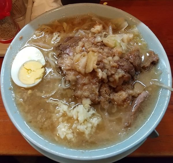 「富士丸ラーメン麺半分ブタかす入りアブラニンニク少し」@ラーメン富士丸 西新井大師店の写真