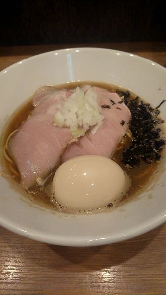 「煮干しそば 味玉トッピング」@煮干拉麺 小烏丸 問屋町店の写真