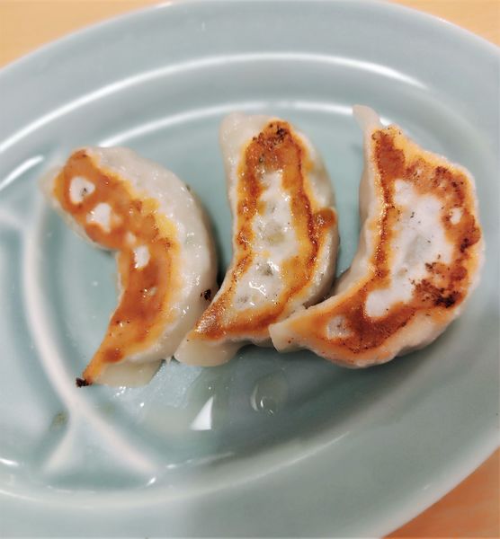 「手作り餃子(３個)＋白めし＝250円」@とんこつらーめん もとまるの写真