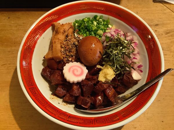 「煮干ルーロー花椒油そば+追い飯」@焼き貝あぶさんの写真