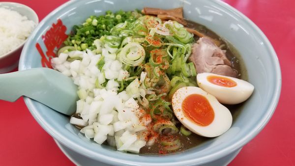 「期間限定　鬼煮干しラーメン　中　薬味ネギ、味玉トッピング」@山岡家 松本店の写真