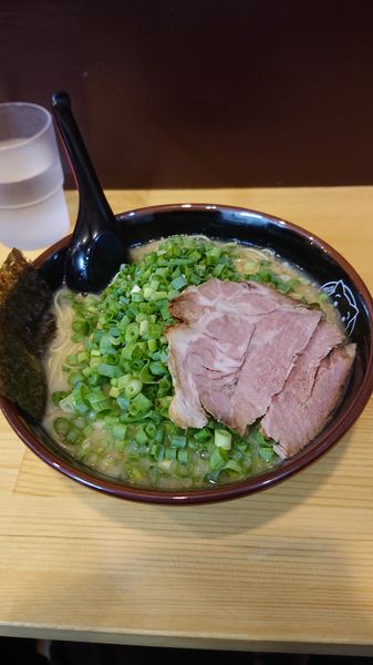 「博多万能ネギラーメン」@博多ラーメン 長浜や 平和島店の写真