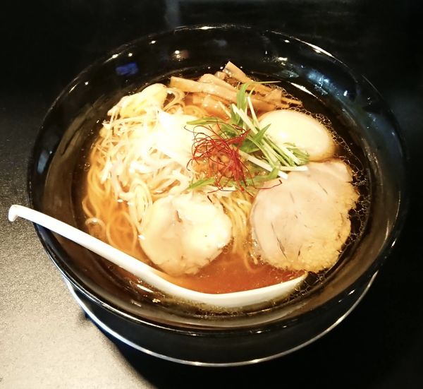 「淡麗鶏清湯らーめん(醤油)＋半熟味玉」@麺ダイニング 山壱の写真