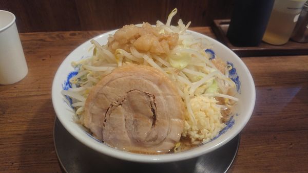 「ラーメン（680円）ヤサイアブラニンニク」@ジャンクガレッジ 大宮2号店の写真