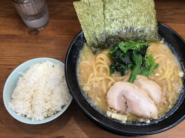 「醤油豚骨ラーメン690円(ライス無料、麺柔、味濃、油多)」@横浜家系ラーメン 鶯家の写真