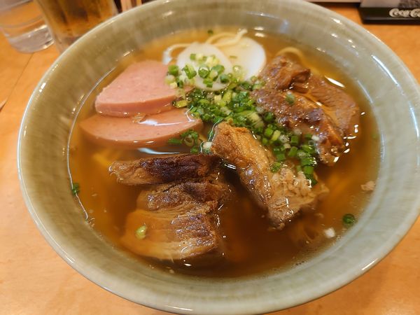 「特製やんばるそば」@沖縄そば やんばる 新宿本店の写真