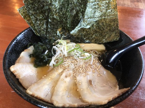 「うらしまチャーシュー（醤油）、海苔トッピング」@麺の房 長久命 とん助 拓勇店の写真