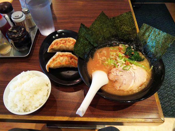 「豚骨のりらぁめん(ハーフ餃子セット税込1,150円)」@中華 わたるの写真