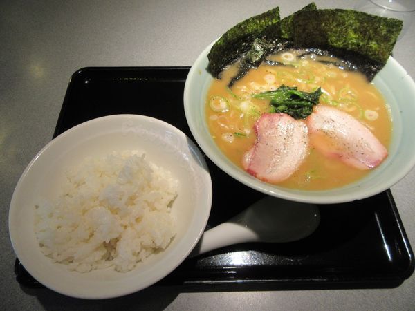 「横浜家系ラーメン藤崎家（７８０円）＋ライス１２０円」@らあめん花月嵐 中高津店の写真