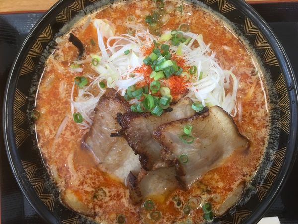 「辛味噌ラーメン 700円（あぶりチャーシュー+200円）」@優勝軒 日立店の写真