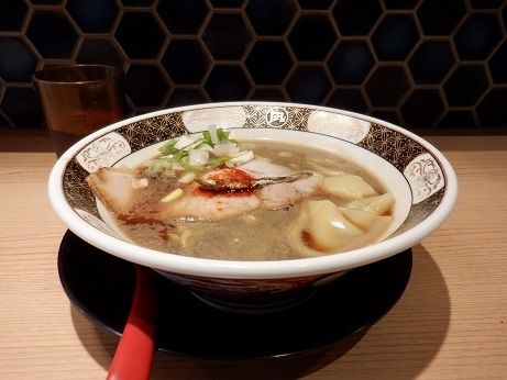「すごい煮干しラーメン（ハーフ）」@すごい煮干ラーメン野毛 すし 釣りきんの写真
