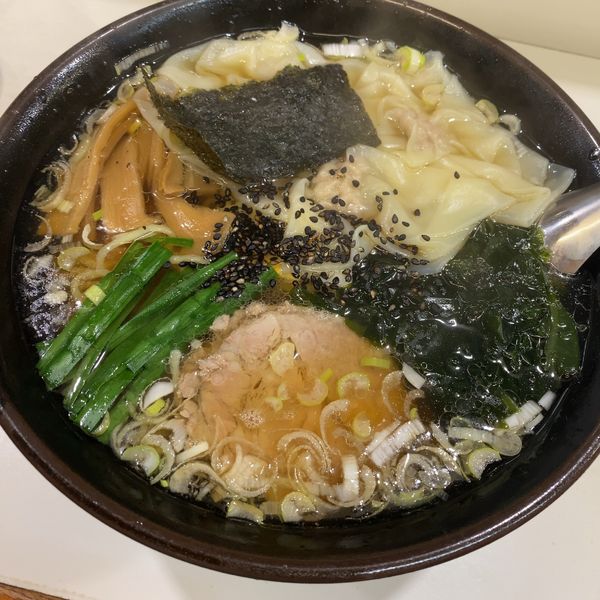 「ワンタン麺750円＋半餃子」@手もみらーめん 十八番 北坂戸店の写真