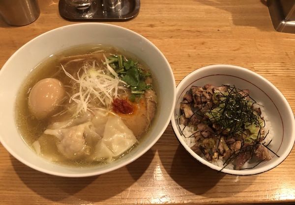 「海老わんたん煮卵塩そば　細麺」@地球の中華そばの写真