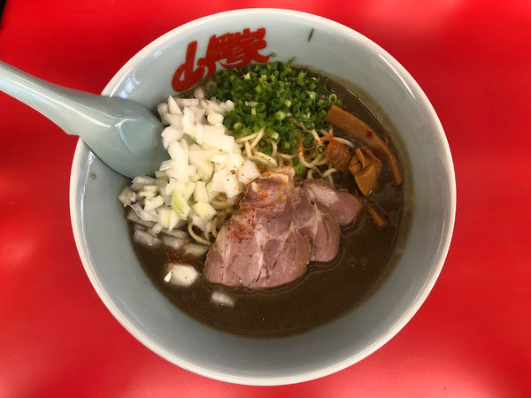 「鬼煮干しラーメン＋チャーシュー増し（2枚）」@ラーメン山岡家 谷田部店の写真