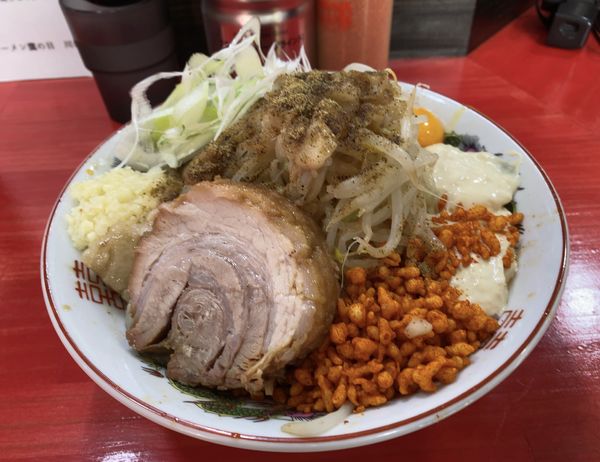 「まぜそば ミニ（ニンニク、アブラ、辛揚げ、ガリマヨW）」@鷹の目 川口店の写真