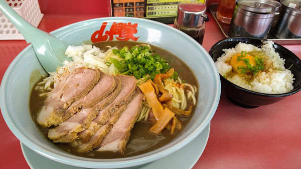 「限定/鬼煮干しラーメン+玉子かけご飯+他」@ラーメン山岡家 瑞穂店の写真