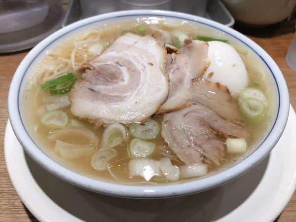 「バラそば塩　半熟味玉子」@玉 バラそば屋 中野店の写真