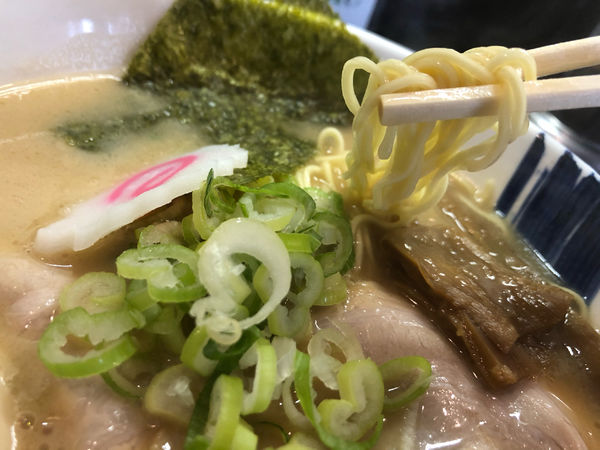 「頑玉ラーメン　900円」@とんこつらーめん 頑々坊子の写真