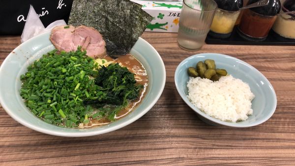 「青ネギラーメン中　硬め濃いめ　ライス無料」@横浜家系ラーメン武蔵家 松戸店の写真