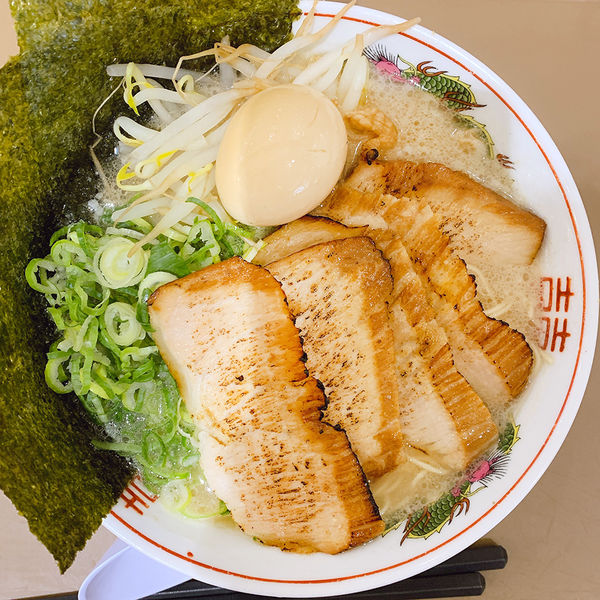 「炙りトロ肉チャーシュー麺＋煮玉子」@博多だるま JAPAN MARK IS みなとみらい店の写真