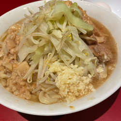 小麺少なめ、ニンニク、アブラ、ナマタマゴ