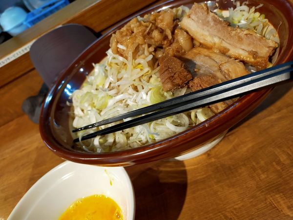 「大ラーメン・生卵・麺増し600g(脂・にんにく・葱マシマシ)」@豚ラーメン 東武練馬店の写真
