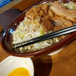 大ラーメン・生卵・麺増し600g（脂・にんにく・葱マシマシ）