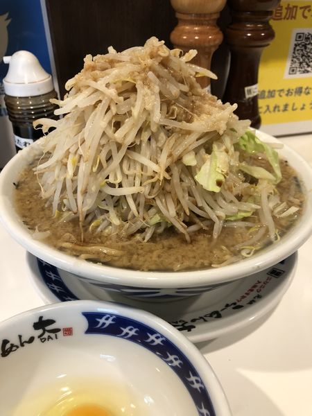 「らーめん大盛り(全マシ、生卵)」@ラーメン大 柏店の写真