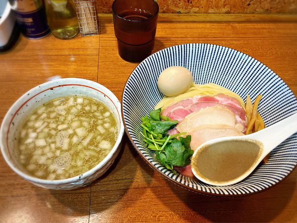 「煮干しつけ麺＋味玉」@寿製麺よしかわ 川越店の写真