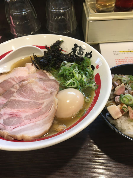 「特製追い煮干しそば＋肉飯」@麺や でこの写真