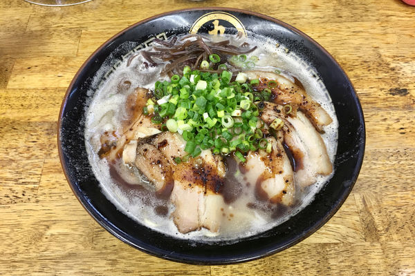 「[丸めの日期間限定]熊本マー油 豚骨ラーメン＋チャー増し＋替玉」@中華蕎麦 丸め 東久留米店の写真