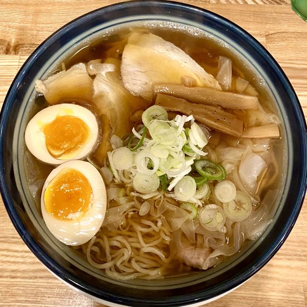 「ワンタンメン（煮玉子入）890円」@ワンタンメンの満月 三鷹店の写真