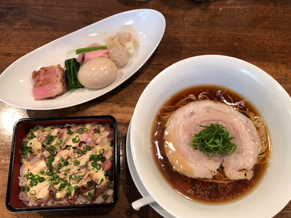 「醤油拉麺＋特製トッピング」@創作麺工房 鳴龍の写真