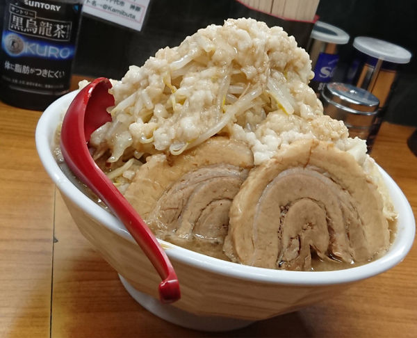 「神豚しょうゆ(野菜多め脂多めにんにく)＋大盛り＋豚増し(1枚)」@神豚の写真