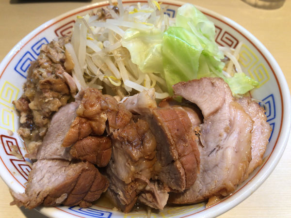 「豚増しらーめん　少なめ」@らーめん 陸 尾山台店の写真