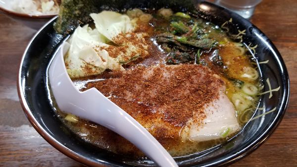 「豚骨醤油らあめんスパイシーRED」@らあめん 寸八 総本店の写真