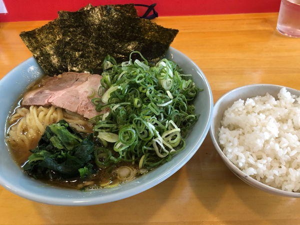 「鮪ラーメン（中）800円、九条ネギ150円」@横浜家系ラーメン みと家の写真