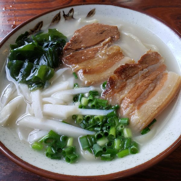 「沖縄そば3枚肉中」@てだこそばの写真