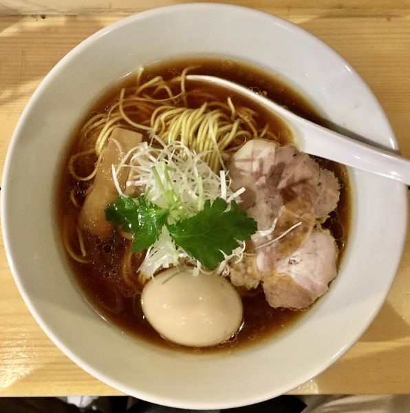 「鶏そば ＋ 半熟味付け卵」@麺や ほころびの写真