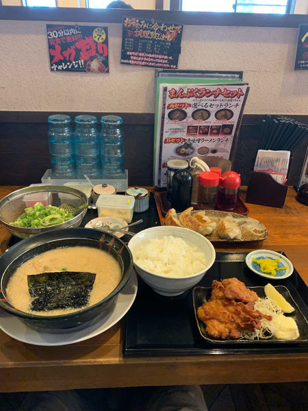 「とんこつラーメン　唐揚げセット（ランチ）」@らーめん 雷豚の写真