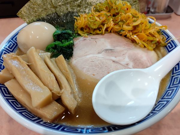 「ラーメン(中盛)790円→500円＋味玉＋辛ネギ＋メンマ」@豚骨醤油家系ラーメン 達磨堂の写真